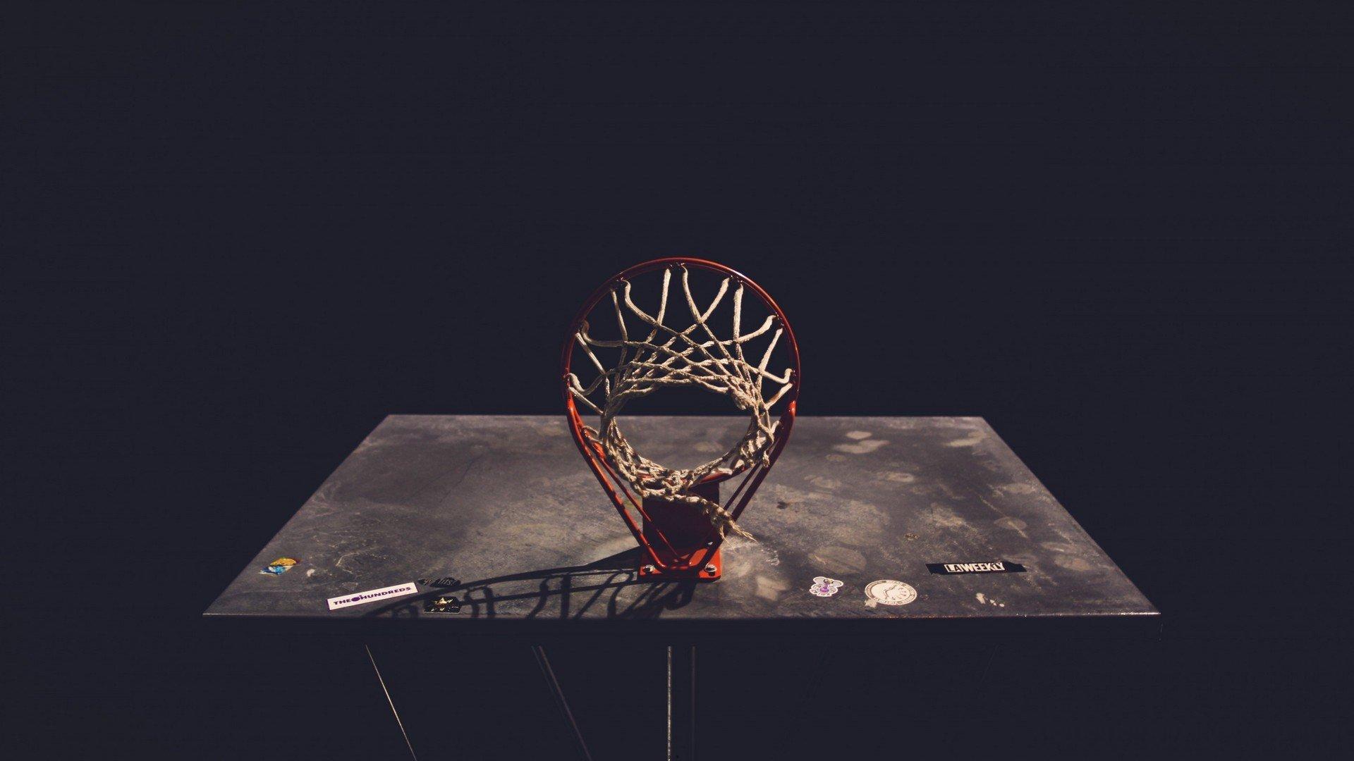 经典球衣回归引爆篮球圈！美媒晒爱德华兹与罗斯紫雨海报掀起复古风暴